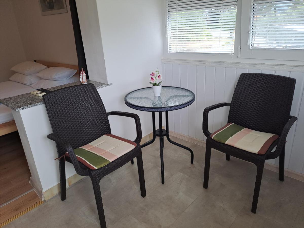 Studio Apartments Maslinik 크르크 외부 사진